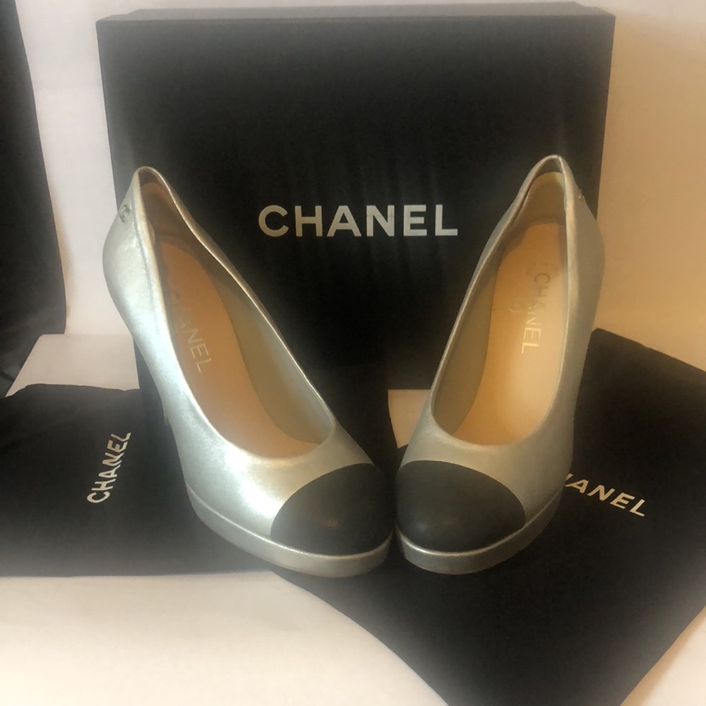 Chanel toe capped pumps EU 37.5 USA 7 Silver leather with black leather cap 4”
